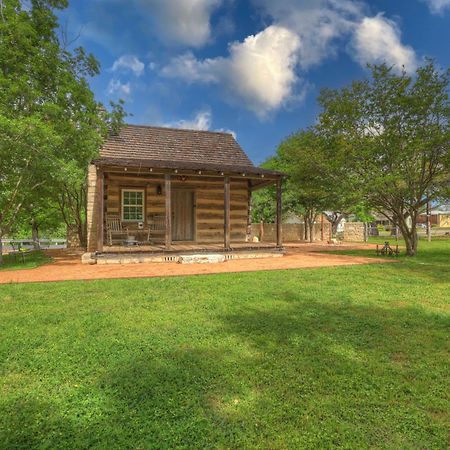 Вілла Town Creek Cabin Walk To Main St Фредеріксбург Екстер'єр фото