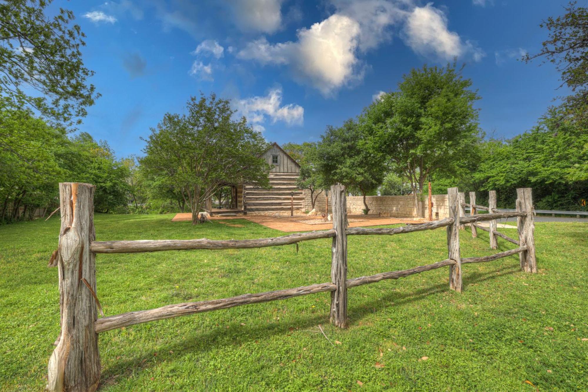 Вілла Town Creek Cabin Walk To Main St Фредеріксбург Екстер'єр фото