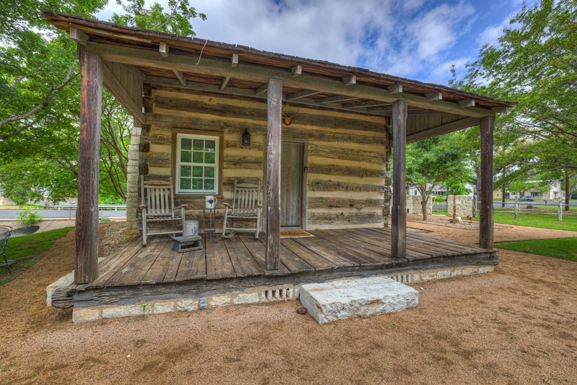 Вілла Town Creek Cabin Walk To Main St Фредеріксбург Екстер'єр фото