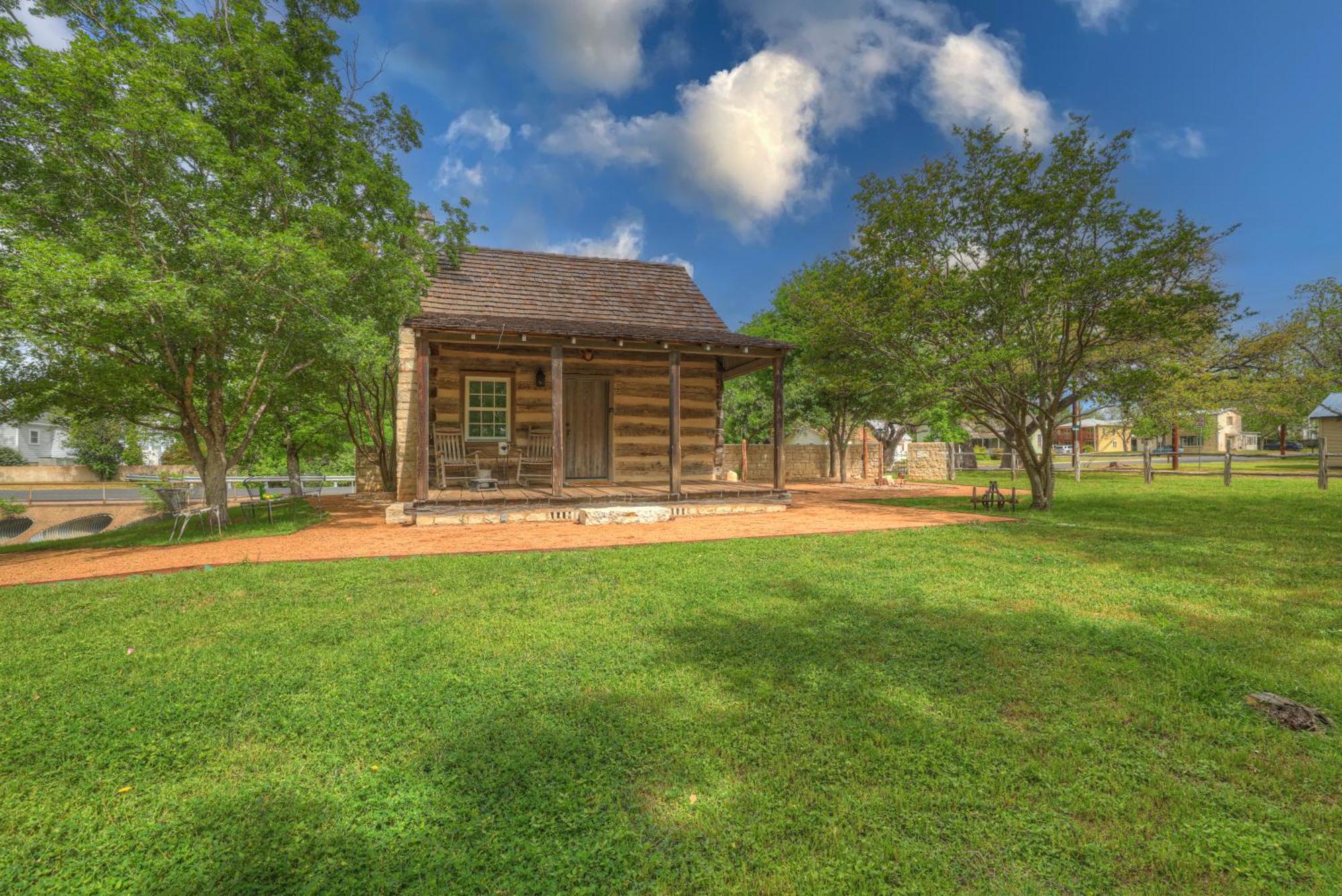 Вілла Town Creek Cabin Walk To Main St Фредеріксбург Екстер'єр фото